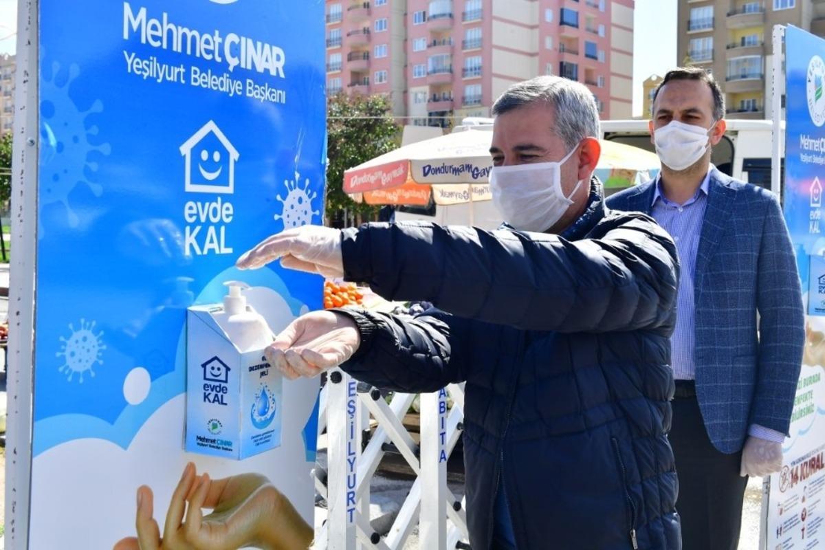 Pazar giriş ve &ccedil;ıkışlarına dezenfektan aparatı