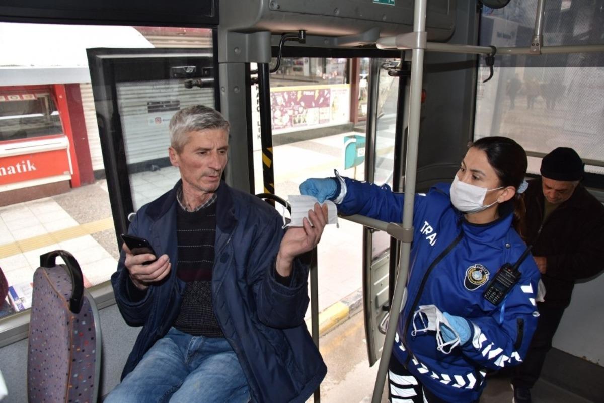 Manisa&rsquo;da toplu taşımada vatandaşlara maske desteği