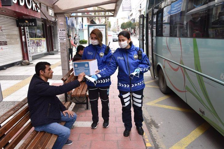 Manisa’da toplu taşımada vatandaşlara maske desteği G2