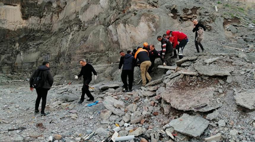Fotoğraf çektirmek için çıktığı kayalıklardan uçuruma yuvarlandı