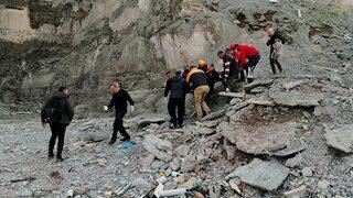 Fotoğraf çektirmek için çıktığı kayalıklardan uçuruma yuvarlandı