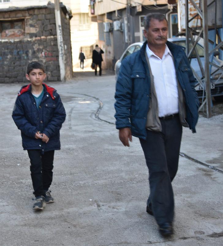 11 yaşındaki çocuk 'çalışmak için sokağa çıktım' dedi! Belediye ve kaymakamlık devreye girdi G5