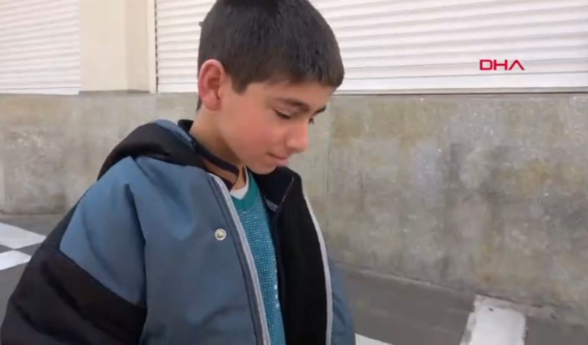 11 yaşındaki &ccedil;ocuk '&ccedil;alışmak i&ccedil;in sokağa &ccedil;ıktım' dedi! Belediye ve kaymakamlık devreye girdi