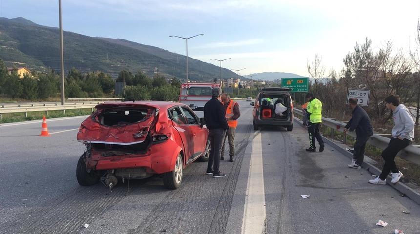 Hatay'da kamyonet otomobile &ccedil;arptı: 1 yaralı