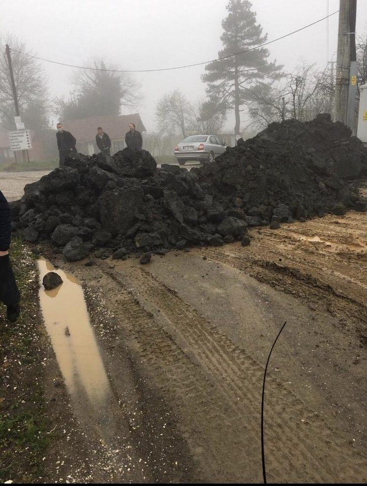 Sakarya ile Düzce arası bağlantı yolları kaylarla kapatıldı G3