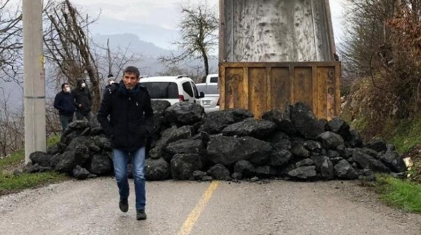 Sakarya ile D&uuml;zce arası bağlantı yolları kayalarla kapatıldı