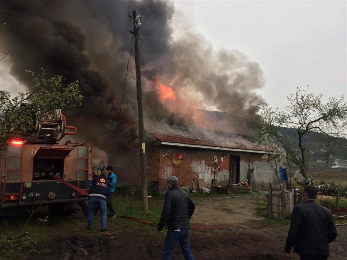 D&uuml;zce'de tek katlı evde &ccedil;ıkan yangında 4 kişi kurtarıldı