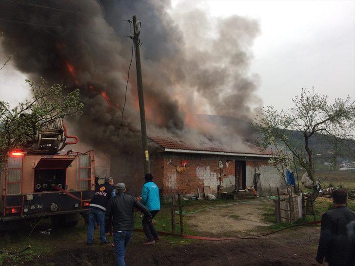 Düzce'de tek katlı evde çıkan yangında 4 kişi kurtarıldı G2