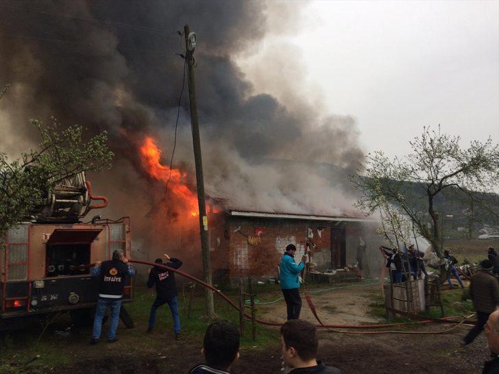 Düzce'de tek katlı evde çıkan yangında 4 kişi kurtarıldı G3