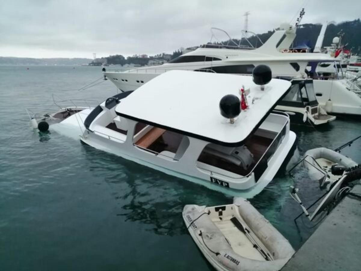 Bebek sahilde l&uuml;ks tekne battı! Ekipler harekete ge&ccedil;ti