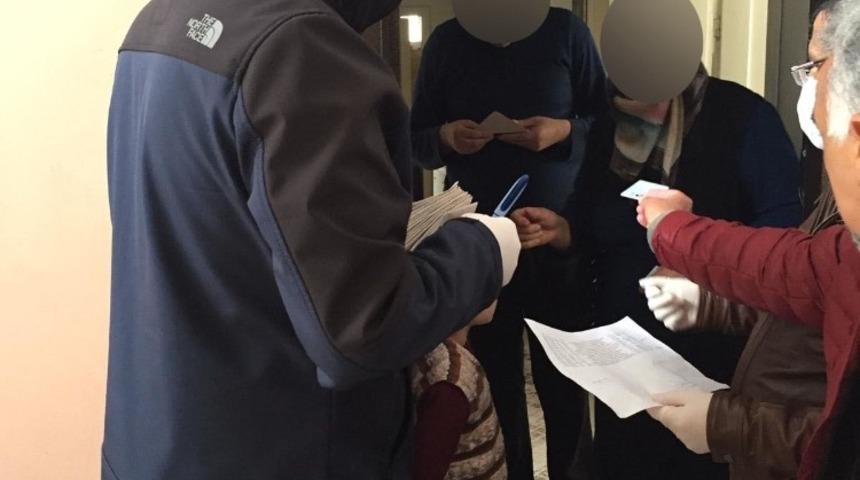 Yaşlıların maaşları ve ihtiya&ccedil;lıların destek &ouml;demeleri evlerine g&ouml;t&uuml;r&uuml;l&uuml;yor