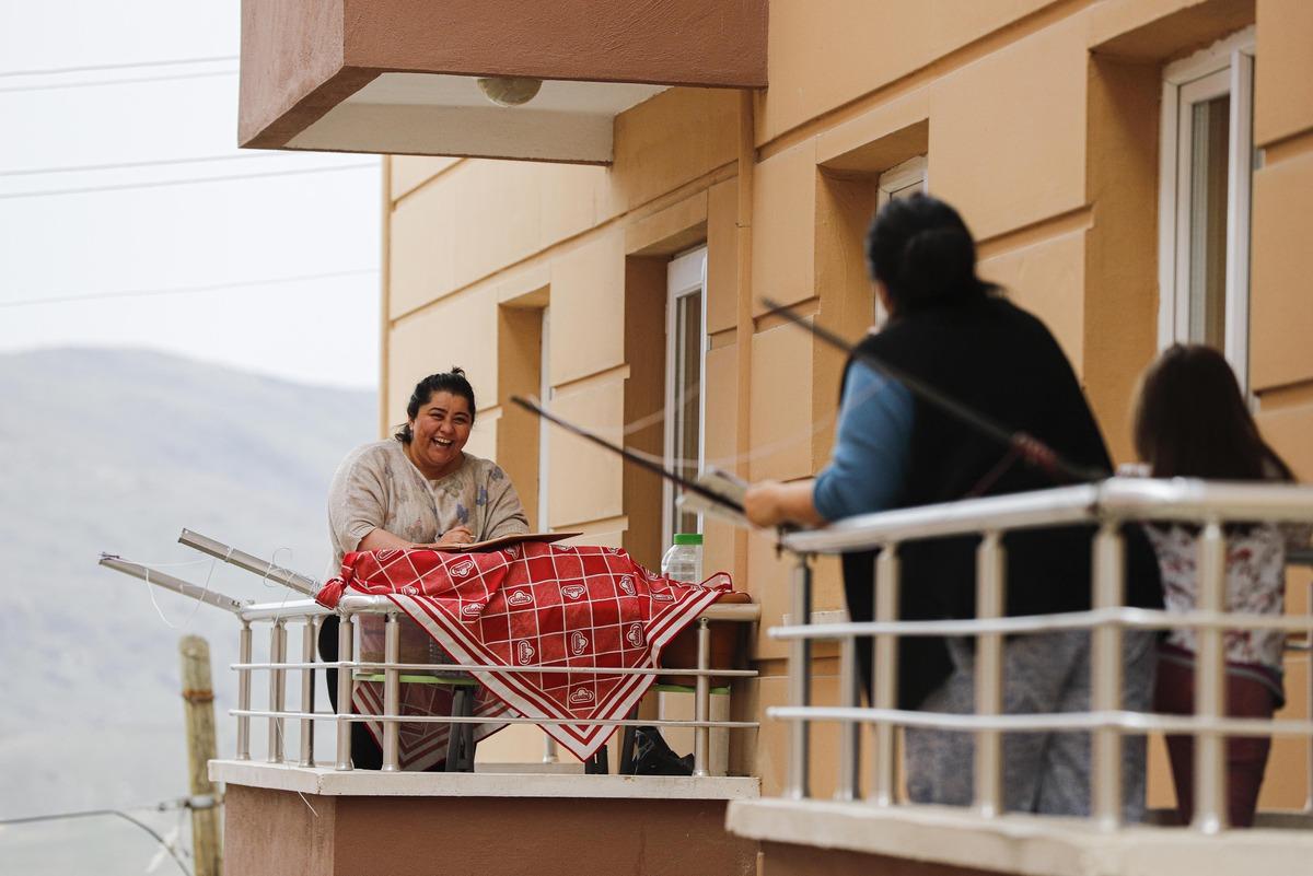 Ankara'da balkondan balkona 'isim-şehir' oynayıp, t&uuml;rk&uuml; s&ouml;ylediler