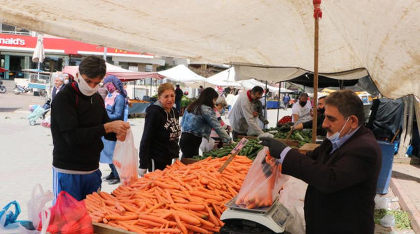 Adana'da yasaklar yine unutuldu, meyve-sebzeyi se&ccedil;erek aldılar