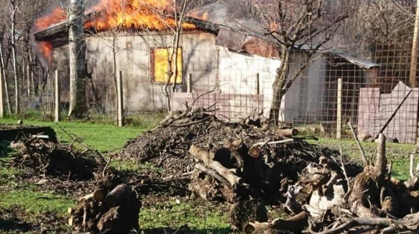 Bing&ouml;l&rsquo;de yangın, baraka kullanılamaz hale geldi