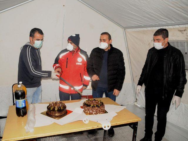 Korona virüs nöbetindeki sağlık çalışanına sürpriz doğum günü kutlaması