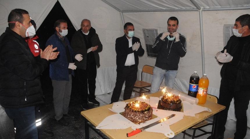 Korona vir&uuml;s n&ouml;betindeki sağlık &ccedil;alışanına s&uuml;rpriz doğum g&uuml;n&uuml; kutlaması