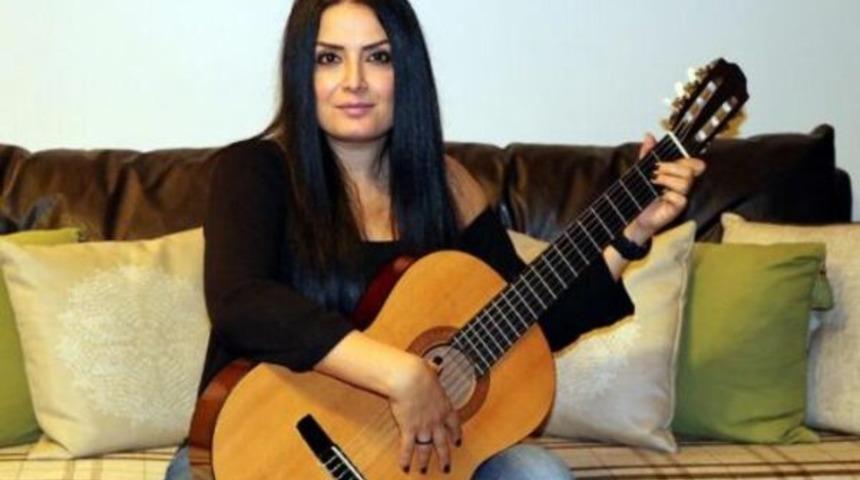 MS hastası akademisyen G&uuml;lşah Tanrı&ouml;ver şarkı besteleyip Bakan Koca'ya g&ouml;nderdi