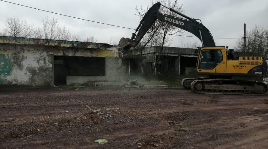 Kartepe&rsquo;de tehlike sa&ccedil;an 2 metruk bina yıkıldı