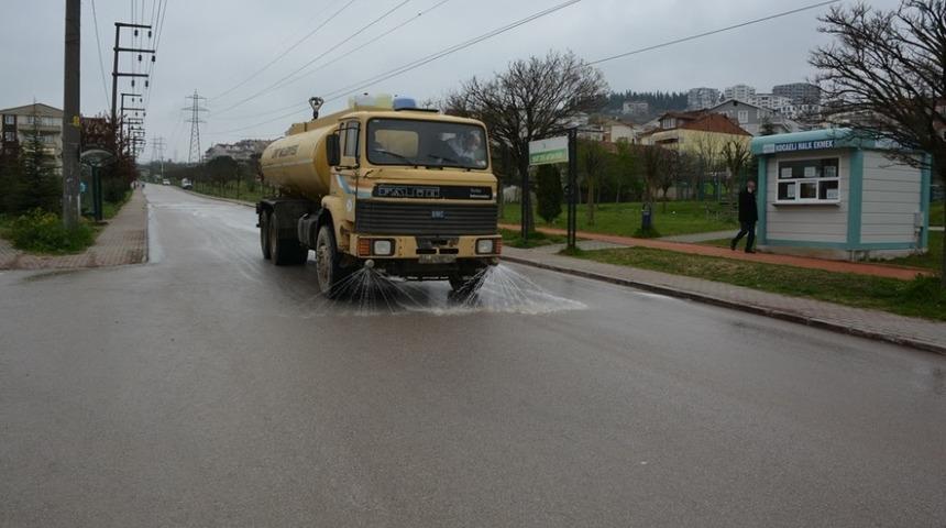 İzmit&rsquo;te dezenfekte &ccedil;alışmaları s&uuml;r&uuml;yor