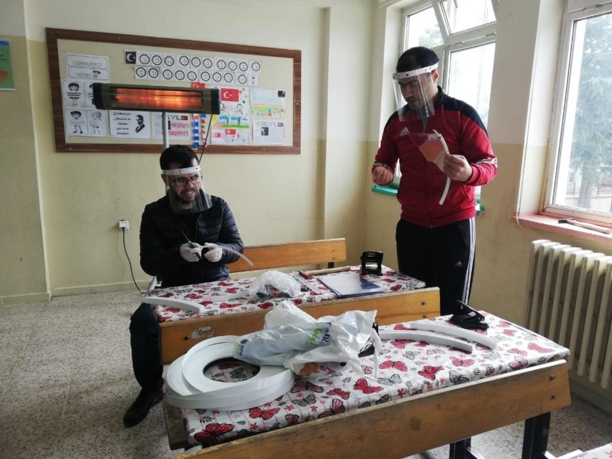 İvrindili &ouml;ğretmenler maske &uuml;retimine başladı