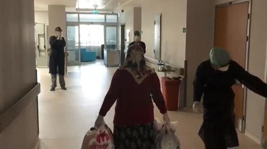 Sivas'ta koronavir&uuml;s&uuml; yenen 19 kişi alkışlarla uğurlandı