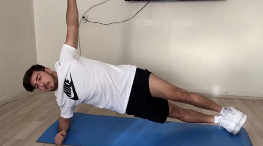 Genç futbolcu antrenmanlarını evde yapıyor