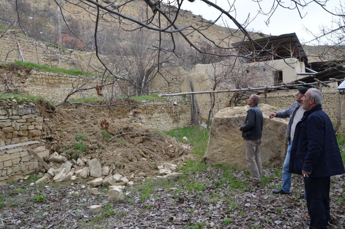 Darende&rsquo;de kayalar tehlike sa&ccedil;ıyor