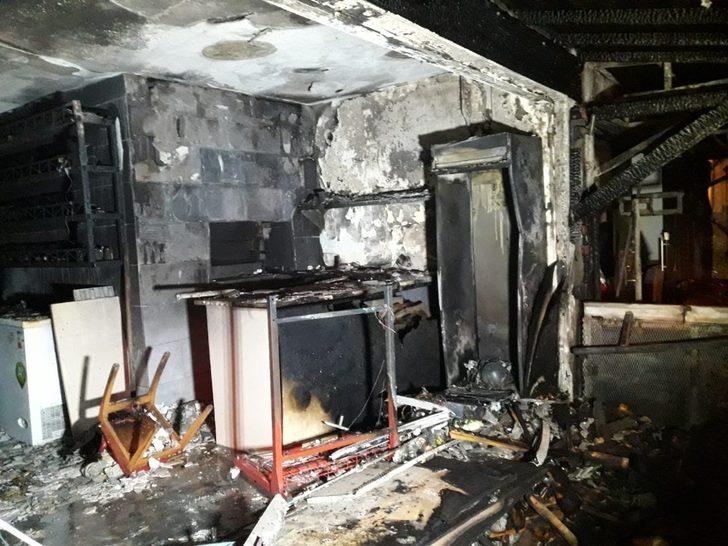 Alev alev yanan dükkan küle döndü G1