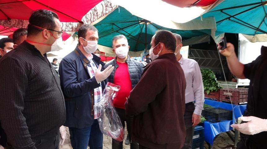 Pazarcı esnafına maske ve eldiven dağıtıldı