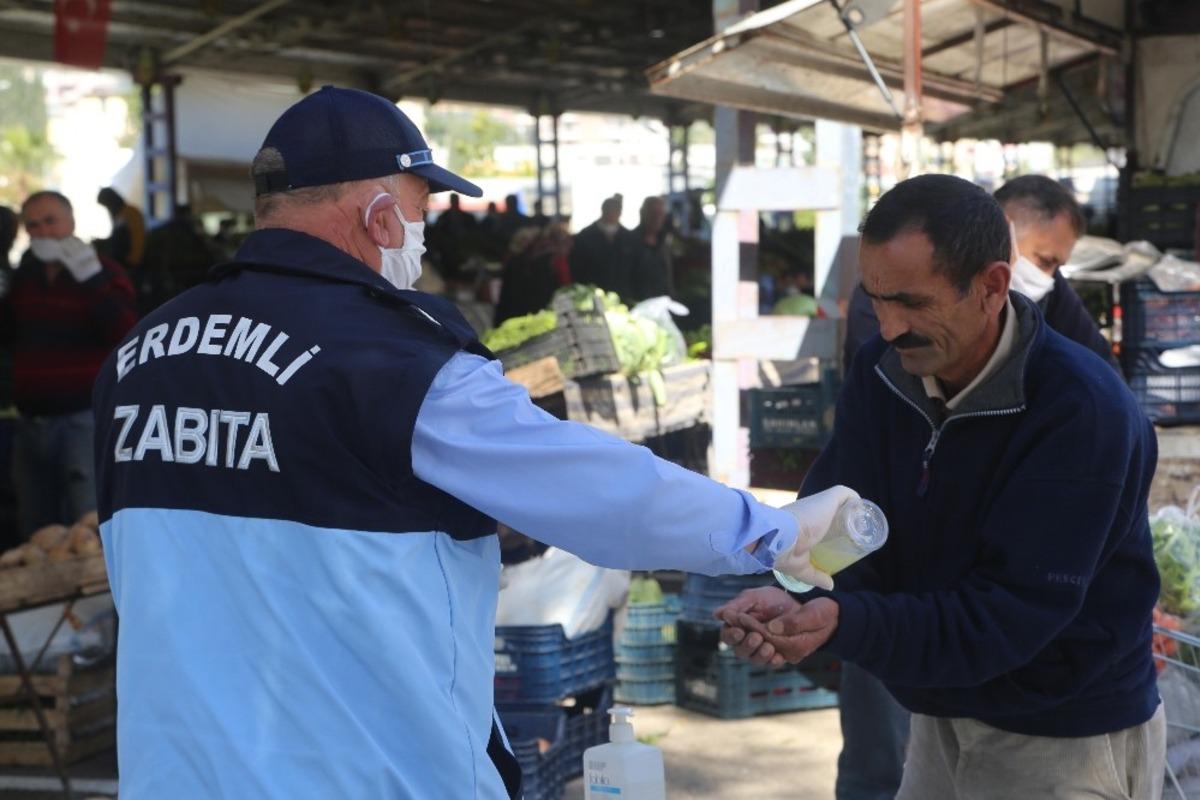 Erdemli&rsquo;deki pazar yerlerinde vatandaşlara &uuml;cretsiz maske dağıtıldı