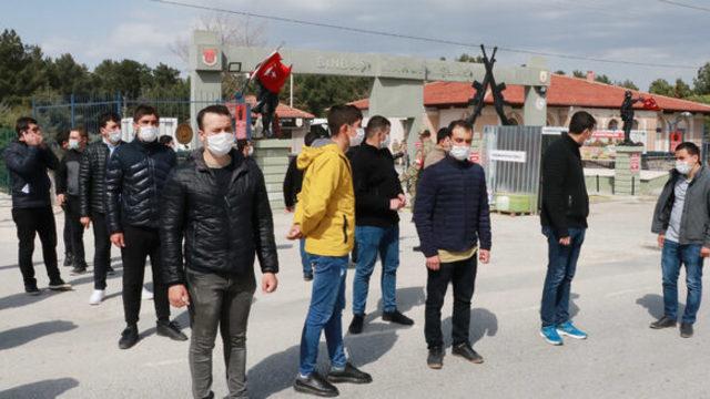 Burdur'dan 1157 bedelli asker, 'sosyal mesafe'ye uyularak terhis edildi
