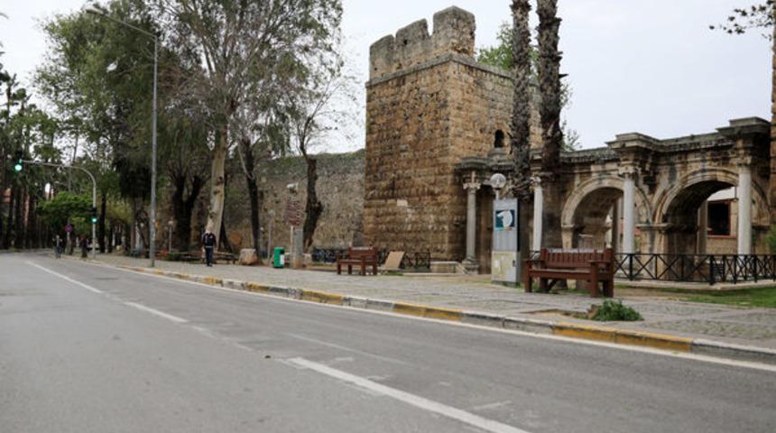 Antalya sessizliğe büründü, sokaklar boşaldı