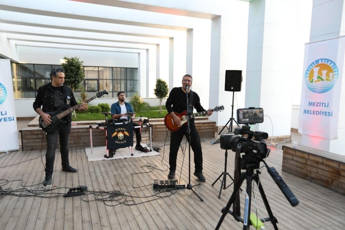 Sosyal medya &uuml;zerinden evde rock m&uuml;zik konseri