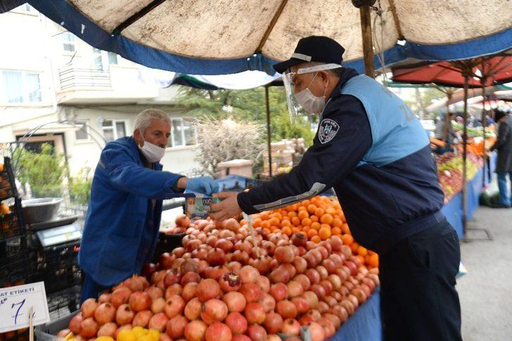 Ankara’da pazarcı esnafına maske dağıtımı G3
