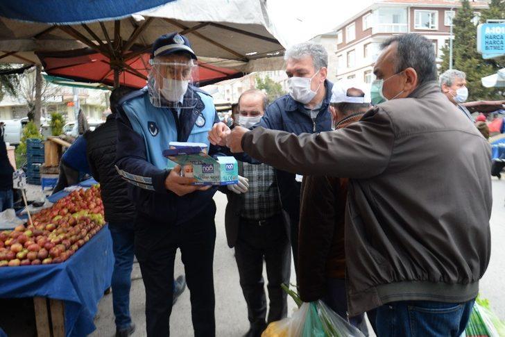 Ankara’da pazarcı esnafına maske dağıtımı G4