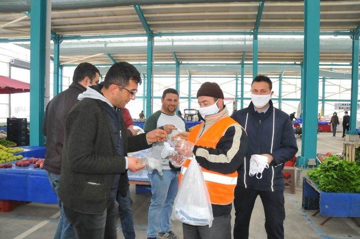 Akşehir Belediyesi maske ve eldiven dağıtımını sürdürüyor G2