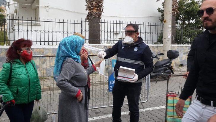 Edremit Belediyesi vatandaşa ücretsiz maske dağıttı G3