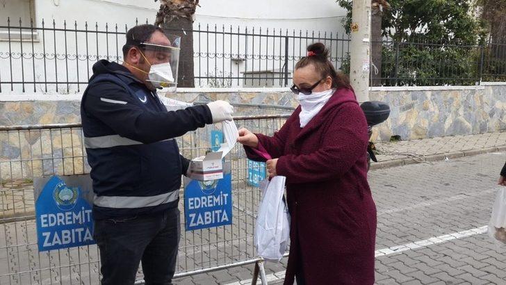 Edremit Belediyesi vatandaşa ücretsiz maske dağıttı G4