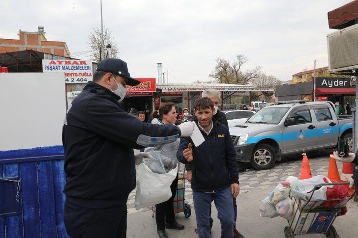 Akhisar Belediyesi pazar yerinde 5 bin maske dağıttı G3