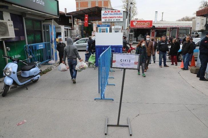 Akhisar Belediyesi pazar yerinde 5 bin maske dağıttı G4