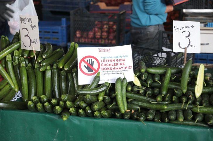 Akhisar Belediyesi pazar yerinde 5 bin maske dağıttı G5