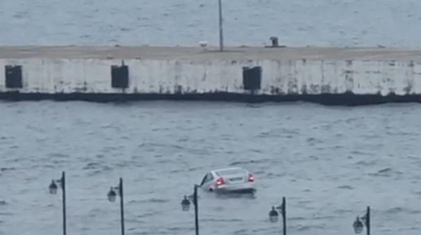 Sinop&rsquo;ta denize d&uuml;şen otomobilin s&uuml;r&uuml;c&uuml;s&uuml; kendi imkanlarıyla sudan &ccedil;ıktı