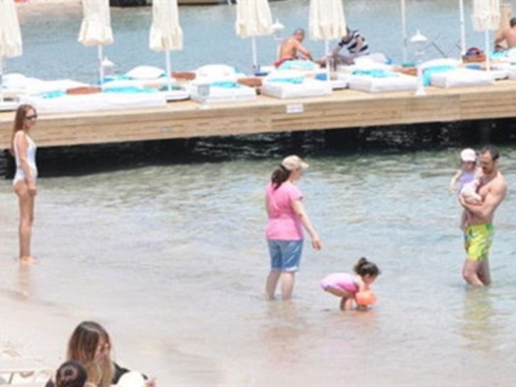 Demet Akalın'ın kızı Hira suyla tanıştı G2