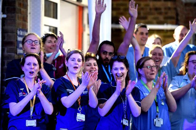 İngiltere'deki Dorset County Hastanesi'ndeki sağlık çalışanları, kendilerini alkışlayanlara aynı şekilde karşılık veriyor. İngiltere'de akşam saatlerinde nakliye görevlileri, süpermarket çalışanları, bakıcılar ve çöpçüler de alkışlanıyor.