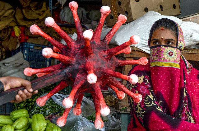 Hindistan'da koronavirüs temalı kask, kıyafet ve asalarla donatılan polisler, açık kalmakta ısrar eden pazarcıları uyarıyor. Ülke genelinde uygulanan sokağa çıkma yasağı özellikle yoksulları derinden etkiliyor.