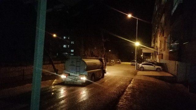 Gölbaşı Belediyesi gece gündüz cadde ve sokakları dezenfekte ediyor