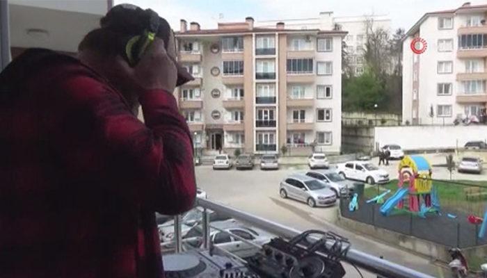 DJ evinin balkonundan dışarı çıkamayan gençler için çaldı Yaşam Haberleri