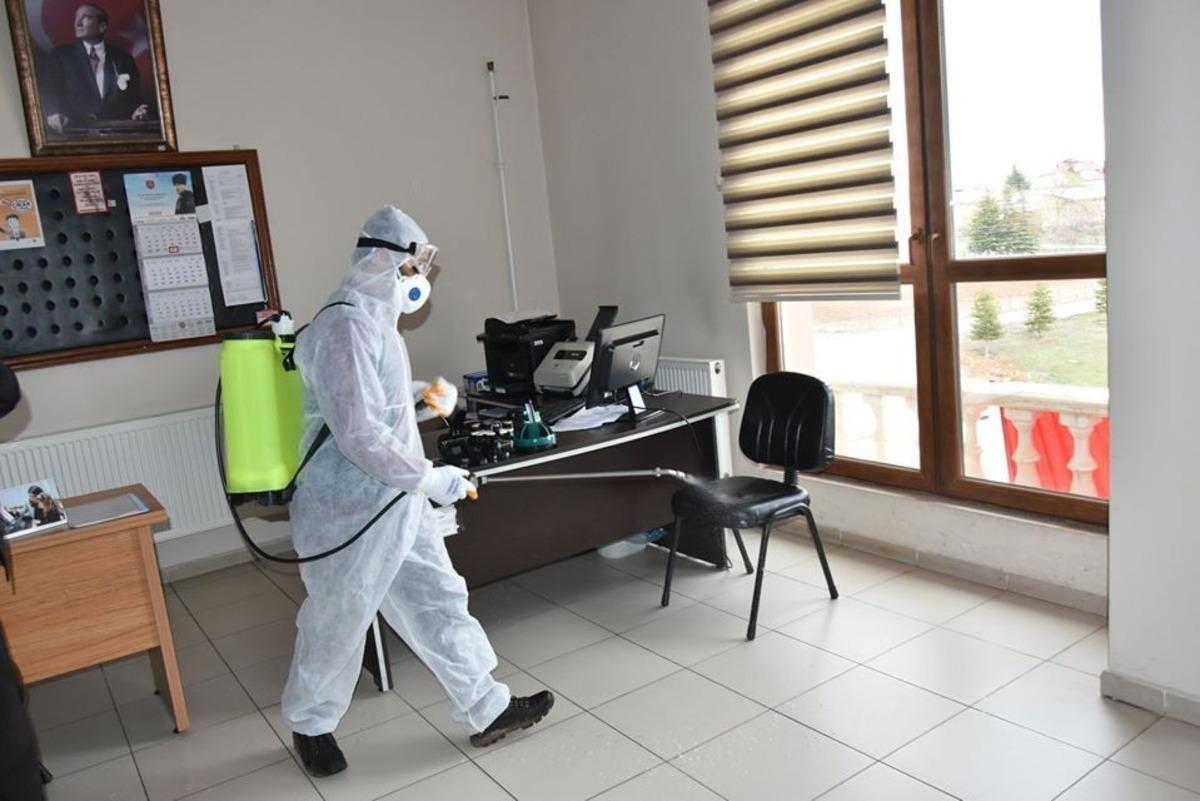 Karantinaya alınan Tufanbeyli&rsquo;de her yer dezenfekte ediliyor