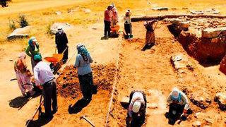 Kınalı elleriyle tarihe ışık tutuyorlar