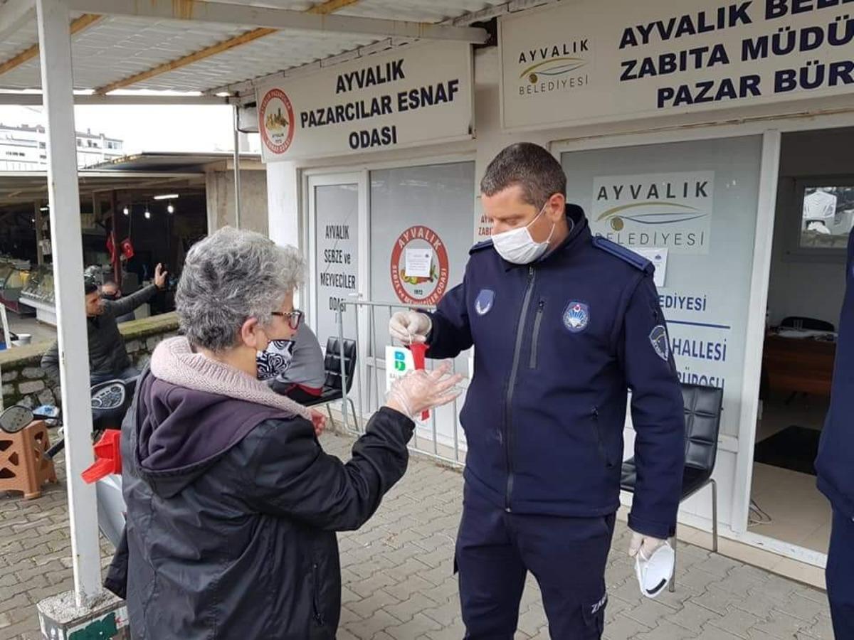 Ayvalık'ta pazar girişinde maske teftişi! Tek tek kontrol ettiler